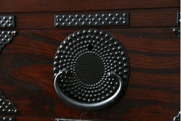 中古　美品　岩谷堂箪笥　漆塗り　あられ紋様の金具が目を惹く、和モダンな空間づくりにおすすめの整理箪笥(引き出し、衣装箪笥、収納たんす、和タンス、サイドチェスト)(R-083323)