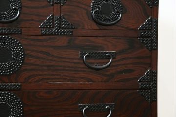 中古　美品　岩谷堂箪笥　漆塗り　あられ紋様の金具が目を惹く、和モダンな空間づくりにおすすめの整理箪笥(引き出し、衣装箪笥、収納たんす、和タンス、サイドチェスト)(R-083323)