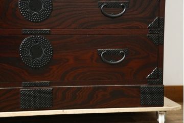 中古　美品　岩谷堂箪笥　漆塗り　あられ紋様の金具が目を惹く、和モダンな空間づくりにおすすめの整理箪笥(引き出し、衣装箪笥、収納たんす、和タンス、サイドチェスト)(R-083323)