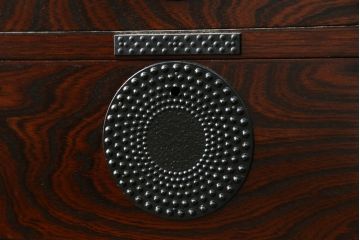 中古　美品　岩谷堂箪笥　漆塗り　あられ紋様の金具が目を惹く、和モダンな空間づくりにおすすめの整理箪笥(引き出し、衣装箪笥、収納たんす、和タンス、サイドチェスト)(R-083323)