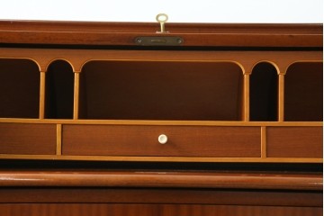 北欧ビンテージ　美品!!　スウェーデン製　チーク材　パーケットリー模様が映えるシリンダートップのライティングビューロー　(R-083324)