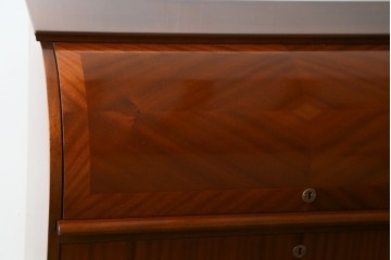 北欧ビンテージ　美品!!　スウェーデン製　チーク材　パーケットリー模様が映えるシリンダートップのライティングビューロー　(R-083324)