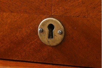 北欧ビンテージ　美品!!　スウェーデン製　チーク材　パーケットリー模様が映えるシリンダートップのライティングビューロー　(R-083324)