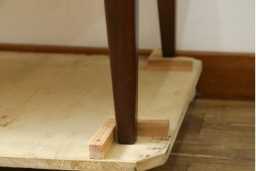 北欧ビンテージ　美品!!　スウェーデン製　チーク材　パーケットリー模様が映えるシリンダートップのライティングビューロー　(R-083324)