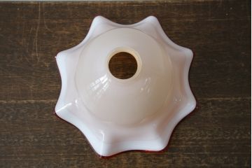 和製アンティーク　乳白ガラス　赤色の波打つ縁が美しいフリルガラスの照明カバー(吊り下げ照明、ペンダントライト、天井照明、シェード、電笠)(R-083331)