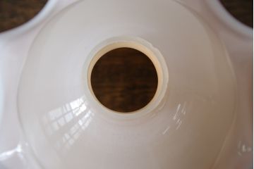 和製アンティーク　乳白ガラス　赤色の波打つ縁が美しいフリルガラスの照明カバー(吊り下げ照明、ペンダントライト、天井照明、シェード、電笠)(R-083331)