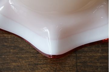 和製アンティーク　乳白ガラス　赤色の波打つ縁が美しいフリルガラスの照明カバー(吊り下げ照明、ペンダントライト、天井照明、シェード、電笠)(R-083331)