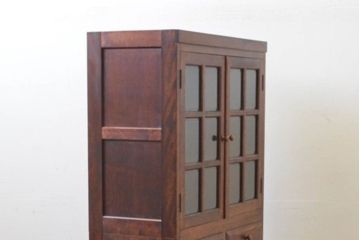 和製ビンテージ　特注品　松本民芸家具　G-1型面取食器棚　脚(台輪)付きリメイク　落ち着きのある洗練された佇まいが魅力のサイドキャビネット(カップボード、収納棚、戸棚、キャビネット、本箱、ヴィンテージ)(R-083332)