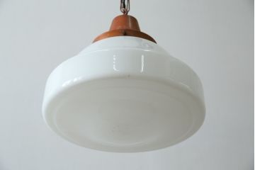 アンティーク照明　大振りサイズ　昭和レトロなデザインが魅力的な乳白色のガラスシェード照明(吊り下げ照明、天井照明、ペンダントライト)(R-083336)