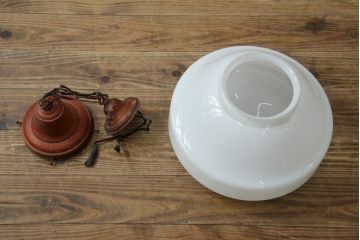 アンティーク照明　大振りサイズ　昭和レトロなデザインが魅力的な乳白色のガラスシェード照明(吊り下げ照明、天井照明、ペンダントライト)(R-083336)