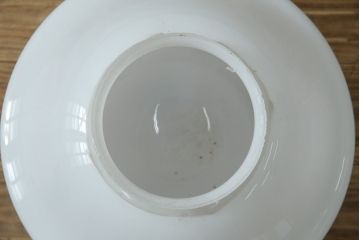 アンティーク照明　大振りサイズ　昭和レトロなデザインが魅力的な乳白色のガラスシェード照明(吊り下げ照明、天井照明、ペンダントライト)(R-083336)