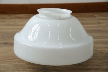 アンティーク照明　大振りサイズ　昭和レトロなデザインが魅力的な乳白色のガラスシェード照明(吊り下げ照明、天井照明、ペンダントライト)(R-083336)