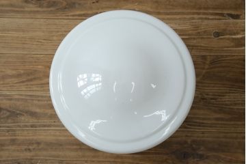 アンティーク照明　大振りサイズ　昭和レトロなデザインが魅力的な乳白色のガラスシェード照明(吊り下げ照明、天井照明、ペンダントライト)(R-083336)
