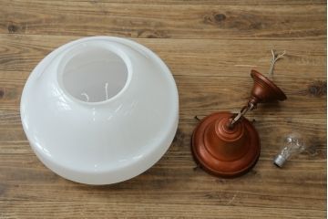 アンティーク照明　大振りサイズ　昭和レトロなデザインが魅力的な乳白色のガラスシェード照明(吊り下げ照明、天井照明、ペンダントライト)(R-083336)