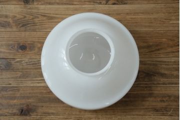 アンティーク照明　大振りサイズ　昭和レトロなデザインが魅力的な乳白色のガラスシェード照明(吊り下げ照明、天井照明、ペンダントライト)(R-083336)