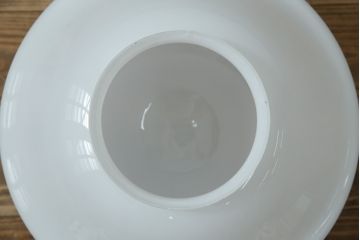 アンティーク照明　大振りサイズ　昭和レトロなデザインが魅力的な乳白色のガラスシェード照明(吊り下げ照明、天井照明、ペンダントライト)(R-083336)