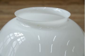 アンティーク照明　大振りサイズ　昭和レトロなデザインが魅力的な乳白色のガラスシェード照明(吊り下げ照明、天井照明、ペンダントライト)(R-083336)