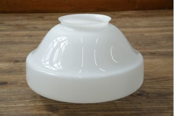 アンティーク照明　大振りサイズ　昭和レトロなデザインが魅力的な乳白色のガラスシェード照明(吊り下げ照明、天井照明、ペンダントライト)(R-083336)