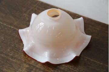 和製アンティーク　乳白ガラス　赤色の波打つ縁が美しいフリルガラスの照明カバー(吊り下げ照明、ペンダントライト、天井照明、シェード、電笠)(R-083339)