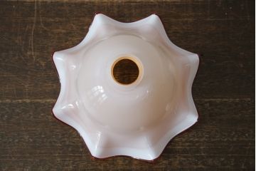 和製アンティーク　乳白ガラス　赤色の波打つ縁が美しいフリルガラスの照明カバー(吊り下げ照明、ペンダントライト、天井照明、シェード、電笠)(R-083339)