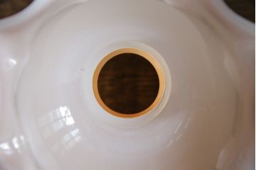 和製アンティーク　乳白ガラス　赤色の波打つ縁が美しいフリルガラスの照明カバー(吊り下げ照明、ペンダントライト、天井照明、シェード、電笠)(R-083339)