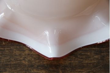 和製アンティーク　乳白ガラス　赤色の波打つ縁が美しいフリルガラスの照明カバー(吊り下げ照明、ペンダントライト、天井照明、シェード、電笠)(R-083339)