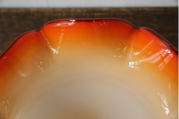 和製アンティーク　乳白ガラス　赤色の波打つ縁が美しいフリルガラスの照明カバー(吊り下げ照明、ペンダントライト、天井照明、シェード、電笠)(R-083339)