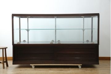 中古　美品!!　特注オーダー品　国産　職人手作り　漆塗り　総楢(ナラ)材　両面使いできる!　重厚感あるダークブラウンの木製フレームが高級感を演出するガラスケース(ショーケース、コレクションケース、ディスプレイケース、カウンター、飾り棚、陳列棚、店舗什器)(製作費推定100万円以上)(R-083341)