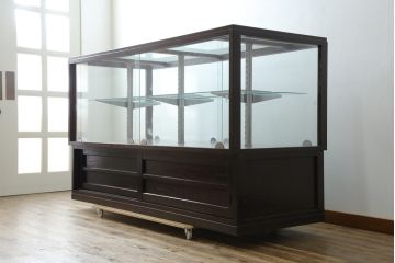 中古　美品!!　特注オーダー品　国産　職人手作り　漆塗り　総楢(ナラ)材　両面使いできる!　重厚感あるダークブラウンの木製フレームが高級感を演出するガラスケース(ショーケース、コレクションケース、ディスプレイケース、カウンター、飾り棚、陳列棚、店舗什器)(製作費推定100万円以上)(R-083341)