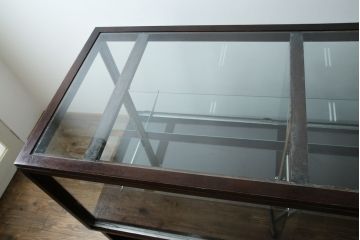 中古　美品!!　特注オーダー品　国産　職人手作り　漆塗り　総楢(ナラ)材　両面使いできる!　重厚感あるダークブラウンの木製フレームが高級感を演出するガラスケース(ショーケース、コレクションケース、ディスプレイケース、カウンター、飾り棚、陳列棚、店舗什器)(製作費推定100万円以上)(R-083341)