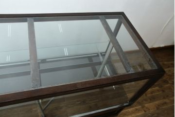 中古　美品!!　特注オーダー品　国産　職人手作り　漆塗り　総楢(ナラ)材　両面使いできる!　重厚感あるダークブラウンの木製フレームが高級感を演出するガラスケース(ショーケース、コレクションケース、ディスプレイケース、カウンター、飾り棚、陳列棚、店舗什器)(製作費推定100万円以上)(R-083341)