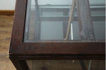 中古　美品!!　特注オーダー品　国産　職人手作り　漆塗り　総楢(ナラ)材　両面使いできる!　重厚感あるダークブラウンの木製フレームが高級感を演出するガラスケース(ショーケース、コレクションケース、ディスプレイケース、カウンター、飾り棚、陳列棚、店舗什器)(製作費推定100万円以上)(R-083341)