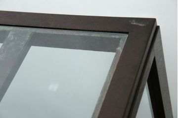 中古　美品!!　特注オーダー品　国産　職人手作り　漆塗り　総楢(ナラ)材　両面使いできる!　重厚感あるダークブラウンの木製フレームが高級感を演出するガラスケース(ショーケース、コレクションケース、ディスプレイケース、カウンター、飾り棚、陳列棚、店舗什器)(製作費推定100万円以上)(R-083341)