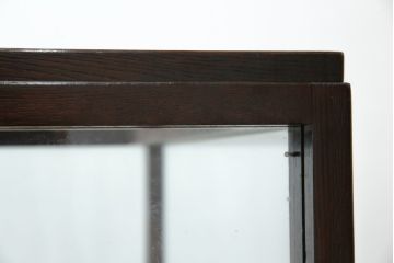 中古　美品!!　特注オーダー品　国産　職人手作り　漆塗り　総楢(ナラ)材　両面使いできる!　重厚感あるダークブラウンの木製フレームが高級感を演出するガラスケース(ショーケース、コレクションケース、ディスプレイケース、カウンター、飾り棚、陳列棚、店舗什器)(製作費推定100万円以上)(R-083341)