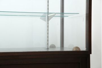 中古　美品!!　特注オーダー品　国産　職人手作り　漆塗り　総楢(ナラ)材　両面使いできる!　重厚感あるダークブラウンの木製フレームが高級感を演出するガラスケース(ショーケース、コレクションケース、ディスプレイケース、カウンター、飾り棚、陳列棚、店舗什器)(製作費推定100万円以上)(R-083341)