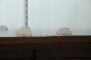 中古　美品!!　特注オーダー品　国産　職人手作り　漆塗り　総楢(ナラ)材　両面使いできる!　重厚感あるダークブラウンの木製フレームが高級感を演出するガラスケース(ショーケース、コレクションケース、ディスプレイケース、カウンター、飾り棚、陳列棚、店舗什器)(製作費推定100万円以上)(R-083341)