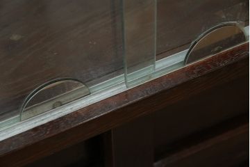 中古　美品!!　特注オーダー品　国産　職人手作り　漆塗り　総楢(ナラ)材　両面使いできる!　重厚感あるダークブラウンの木製フレームが高級感を演出するガラスケース(ショーケース、コレクションケース、ディスプレイケース、カウンター、飾り棚、陳列棚、店舗什器)(製作費推定100万円以上)(R-083341)