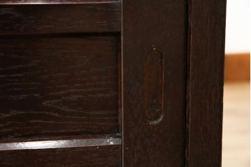 中古　美品!!　特注オーダー品　国産　職人手作り　漆塗り　総楢(ナラ)材　両面使いできる!　重厚感あるダークブラウンの木製フレームが高級感を演出するガラスケース(ショーケース、コレクションケース、ディスプレイケース、カウンター、飾り棚、陳列棚、店舗什器)(製作費推定100万円以上)(R-083341)