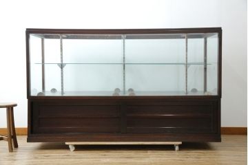 中古　美品!!　特注オーダー品　国産　職人手作り　漆塗り　総楢(ナラ)材　両面使いできる!　重厚感あるダークブラウンの木製フレームが高級感を演出するガラスケース(ショーケース、コレクションケース、ディスプレイケース、カウンター、飾り棚、陳列棚、店舗什器)(製作費推定100万円以上)(R-083341)