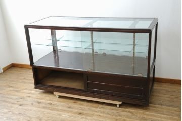 中古　美品!!　特注オーダー品　国産　職人手作り　漆塗り　総楢(ナラ)材　両面使いできる!　重厚感あるダークブラウンの木製フレームが高級感を演出するガラスケース(ショーケース、コレクションケース、ディスプレイケース、カウンター、飾り棚、陳列棚、店舗什器)(製作費推定100万円以上)(R-083341)