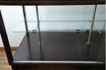 中古　美品!!　特注オーダー品　国産　職人手作り　漆塗り　総楢(ナラ)材　両面使いできる!　重厚感あるダークブラウンの木製フレームが高級感を演出するガラスケース(ショーケース、コレクションケース、ディスプレイケース、カウンター、飾り棚、陳列棚、店舗什器)(製作費推定100万円以上)(R-083341)