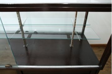 中古　美品!!　特注オーダー品　国産　職人手作り　漆塗り　総楢(ナラ)材　両面使いできる!　重厚感あるダークブラウンの木製フレームが高級感を演出するガラスケース(ショーケース、コレクションケース、ディスプレイケース、カウンター、飾り棚、陳列棚、店舗什器)(製作費推定100万円以上)(R-083341)