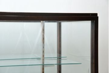 中古　美品!!　特注オーダー品　国産　職人手作り　漆塗り　総楢(ナラ)材　両面使いできる!　重厚感あるダークブラウンの木製フレームが高級感を演出するガラスケース(ショーケース、コレクションケース、ディスプレイケース、カウンター、飾り棚、陳列棚、店舗什器)(製作費推定100万円以上)(R-083341)