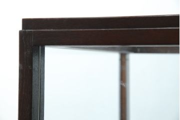 中古　美品!!　特注オーダー品　国産　職人手作り　漆塗り　総楢(ナラ)材　両面使いできる!　重厚感あるダークブラウンの木製フレームが高級感を演出するガラスケース(ショーケース、コレクションケース、ディスプレイケース、カウンター、飾り棚、陳列棚、店舗什器)(製作費推定100万円以上)(R-083341)