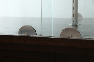 中古　美品!!　特注オーダー品　国産　職人手作り　漆塗り　総楢(ナラ)材　両面使いできる!　重厚感あるダークブラウンの木製フレームが高級感を演出するガラスケース(ショーケース、コレクションケース、ディスプレイケース、カウンター、飾り棚、陳列棚、店舗什器)(製作費推定100万円以上)(R-083341)