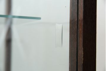 中古　美品!!　特注オーダー品　国産　職人手作り　漆塗り　総楢(ナラ)材　両面使いできる!　重厚感あるダークブラウンの木製フレームが高級感を演出するガラスケース(ショーケース、コレクションケース、ディスプレイケース、カウンター、飾り棚、陳列棚、店舗什器)(製作費推定100万円以上)(R-083341)