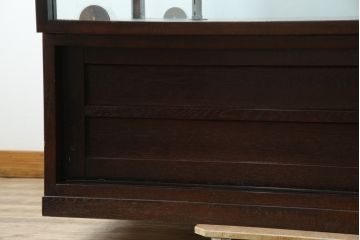 中古　美品!!　特注オーダー品　国産　職人手作り　漆塗り　総楢(ナラ)材　両面使いできる!　重厚感あるダークブラウンの木製フレームが高級感を演出するガラスケース(ショーケース、コレクションケース、ディスプレイケース、カウンター、飾り棚、陳列棚、店舗什器)(製作費推定100万円以上)(R-083341)