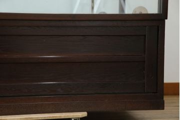 中古　美品!!　特注オーダー品　国産　職人手作り　漆塗り　総楢(ナラ)材　両面使いできる!　重厚感あるダークブラウンの木製フレームが高級感を演出するガラスケース(ショーケース、コレクションケース、ディスプレイケース、カウンター、飾り棚、陳列棚、店舗什器)(製作費推定100万円以上)(R-083341)