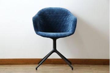 中古　ボーコンセプト(BoConcept)　アデレート(ADELAIDE)　柔らかな曲線とシンプルなフォルムの回転式アームチェア(回転チェア、回転椅子、イス)(定価約14万円)(R-083343)
