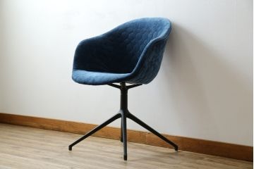 中古　ボーコンセプト(BoConcept)　アデレート(ADELAIDE)　柔らかな曲線とシンプルなフォルムの回転式アームチェア(回転チェア、回転椅子、イス)(定価約14万円)(R-083343)